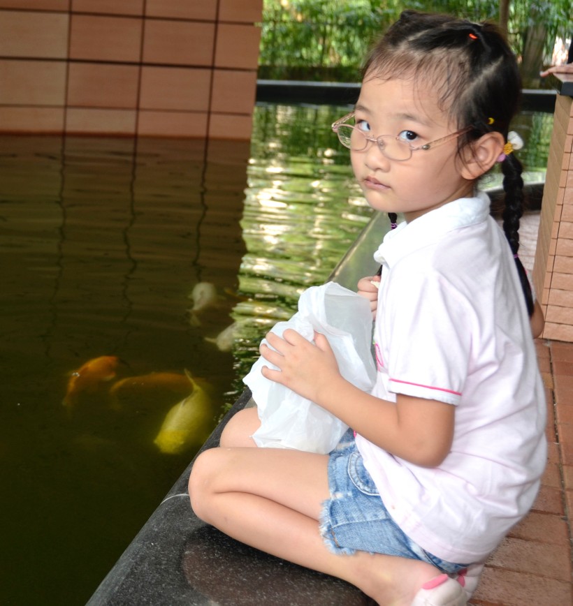girl-feeding-fish